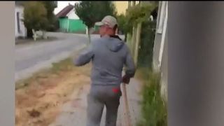 Teroare printre elevi. Un bărbat înarmat cu un topor s-a strecurat într-un microbuz școlar din Bistriţa-Năsăud