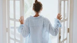 A făcut amor cu un bărbat &icirc;n Budapesta și acum se simte oribil. Ce a pățit t&acirc;năra