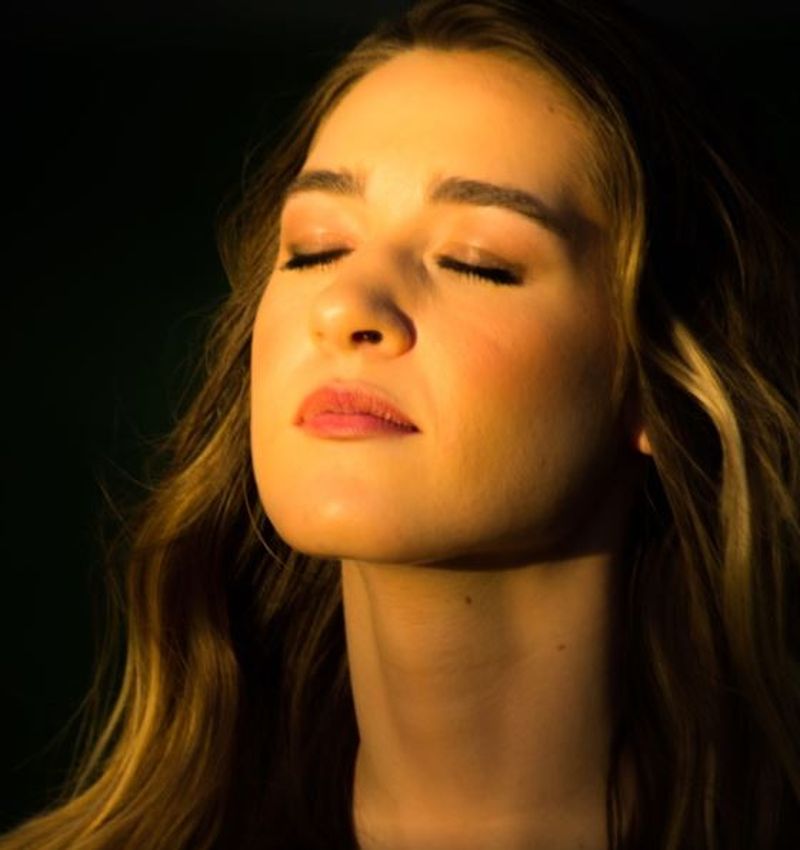 Povestea minorei care producea filmări și fotografii dezbracată, sub presiunea unor amenințări. Ce i-a făcut bărbatul din Dorohoi