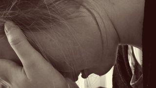 Povestea minorei care producea filmări și fotografii dezbracată, sub presiunea unor amenințări. Ce i-a făcut bărbatul din Dorohoi