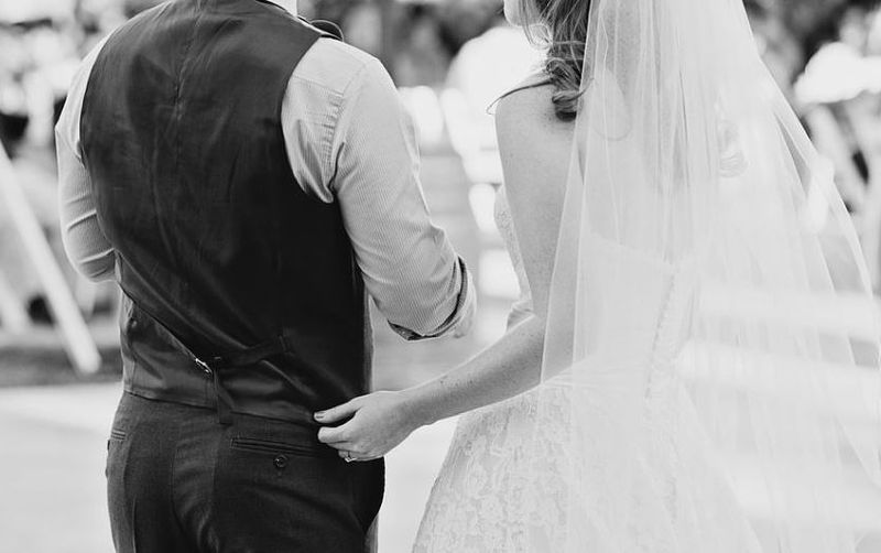 Povestea sfâșietoare a mirelui lăsat cu ochii în soare în fața altarului. Ce s-a întâmplat cu mireasa