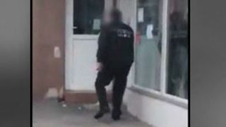 VIDEO | Polițist beat spre serviciu. Imaginile sunt incredibile