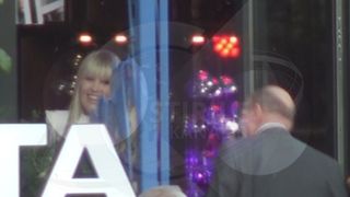 Imaginile pe care le aștepta toată Rom&acirc;nia! Băsescu pupături și &icirc;mbrățișări cu Elena Udrea! Avem imagini de senzație de la localul de fițe din Herăstrău, unde a avut loc botezul micuței Eva Maria EXCLUSIV