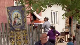 VIDEO | Familia fetiței găsite moarte &icirc;n D&acirc;mbovița se pregătește să o &icirc;nmorm&acirc;nteze