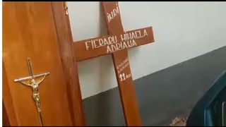 Ce e scris pe crucea Adrianei, fetita de 11 ani ucisa de un olandez