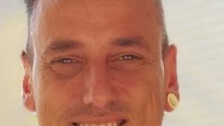 Ce e scris pe crucea Adrianei, fetita de 11 ani ucisa de un olandez