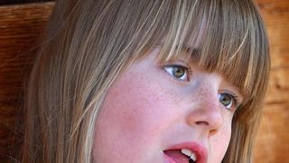 Povestea șocantă a unei fetițe de 13 ani. Ce a aflat bunica ei despre ea