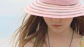 Povestea plină de mister a unei fetițe de 8 ani. &bdquo;Se holba noaptea la noi, am văzut-o cum a pus chimicale &icirc;n cafea, a zis că &icirc;ncearcă să mă otrăvească&rdquo;