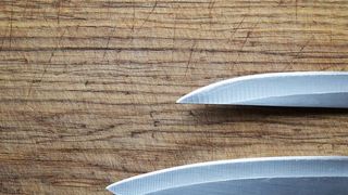 Cazul șocant al unor surori. I-a tăiat urechile surorii mai mici și-a dat 189 de lovituri de cuțit