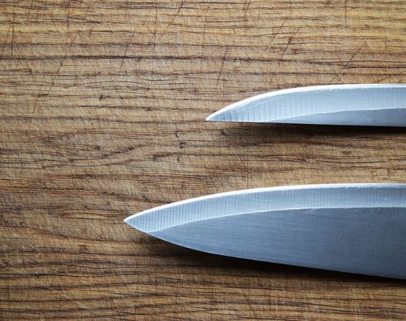 Cazul șocant al unor surori. I-a tăiat urechile surorii mai mici și-a dat 189 de lovituri de cuțit