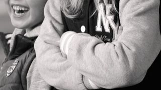 Cazul șocant al unor surori. I-a tăiat urechile surorii mai mici și-a dat 189 de lovituri de cuțit