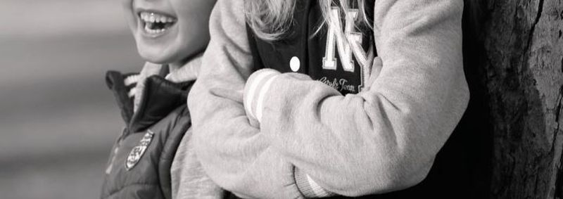 Cazul șocant al unor surori. I-a tăiat urechile surorii mai mici și-a dat 189 de lovituri de cuțit