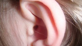 Cazul șocant al unor surori. I-a tăiat urechile surorii mai mici și-a dat 189 de lovituri de cuțit