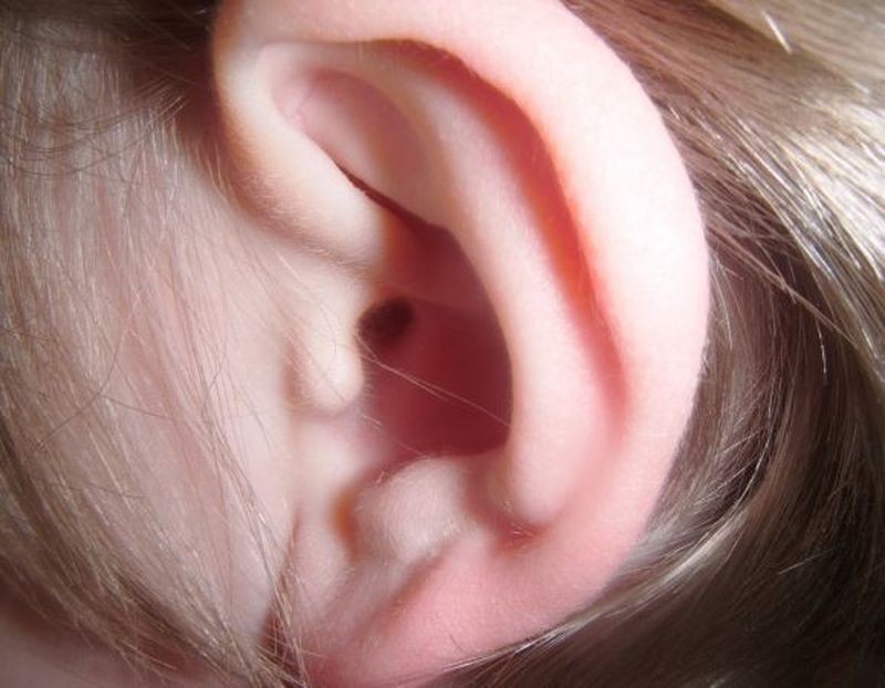 Cazul șocant al unor surori. I-a tăiat urechile surorii mai mici și-a dat 189 de lovituri de cuțit