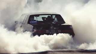 Gestul incredibil al unui șofer. Cu ce a stins mașina care i-a luat foc