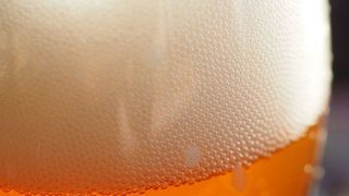 Gestul incredibil al unui șofer. Cu ce a stins mașina care i-a luat foc