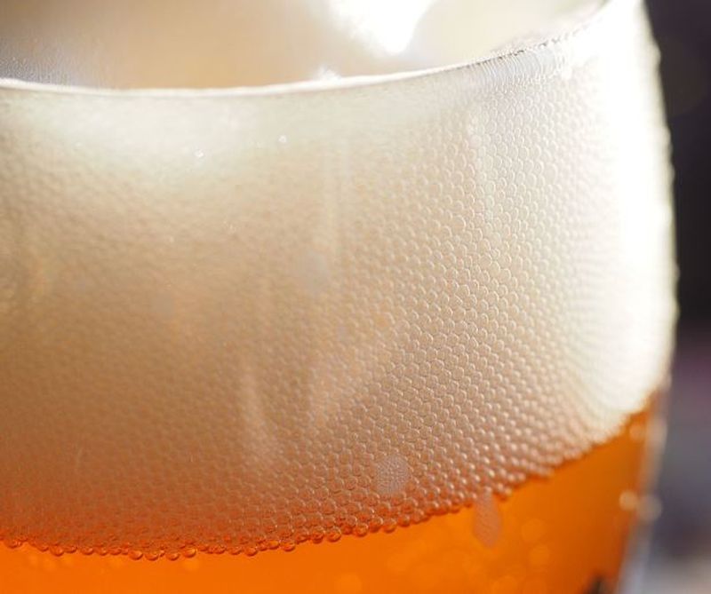 Gestul incredibil al unui șofer. Cu ce a stins mașina care i-a luat foc