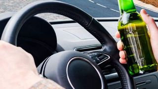 Gestul incredibil al unui șofer. Cu ce a stins mașina care i-a luat foc