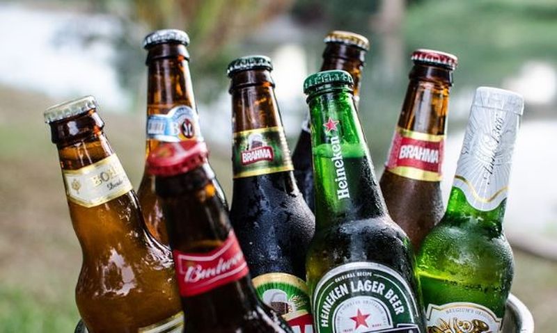 Gestul incredibil al unui șofer. Cu ce a stins mașina care i-a luat foc