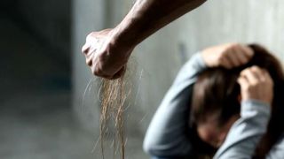 Fată de 16 ani, abuzată de doi bărbați și o femeie. Adolescenta este &icirc;nsărcinată