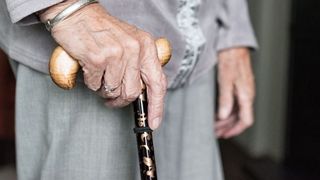 Gestul neașteptat al unei bătr&acirc;ne de 62 de ani. Femeia a furat portofelul unui bărbat aflat &icirc;n autobuz 