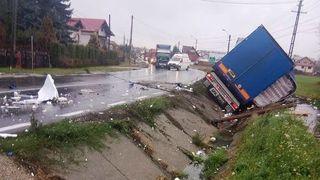 Două persoane au murit şi alte nouă au fost rănite, în două accidente petrecute pe DN7, unul în Vâlcea, iar altul în Argeş