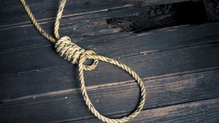 Și-a fotografiat copilul de trei ani spânzurat. A făcut-o pentru a se răzbuna pe iubita lui. Ce a urmat