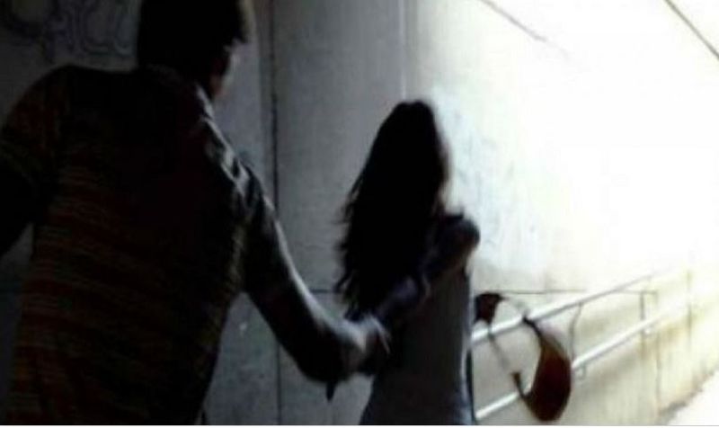 Gestul șocant al unui bărbat din Argeș în plină zi. Adolescentă la un pas de a fi răpită