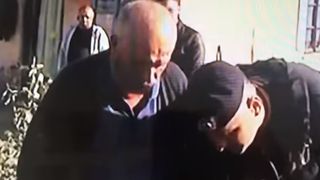 Scene de groază acasă la familia Melencu! Bunicul Luizei a &icirc;ncercat să-și dea foc &icirc;n curții, &icirc;n timp ce mama fetei a LEȘINAT &icirc;nainte să fie luată pe sus de jandarmi