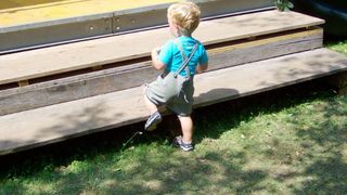 Cercetat &icirc;n libertate după ce și-a legat copilul de g&acirc;t cu un ștreang