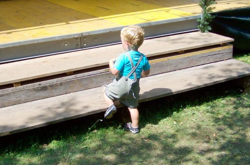 Cercetat în libertate după ce și-a legat copilul de gât cu un ștreang