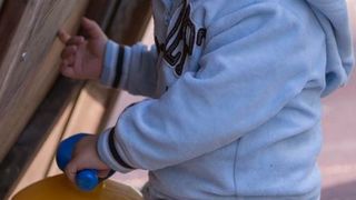 Cercetat &icirc;n libertate după ce și-a legat copilul de g&acirc;t cu un ștreang