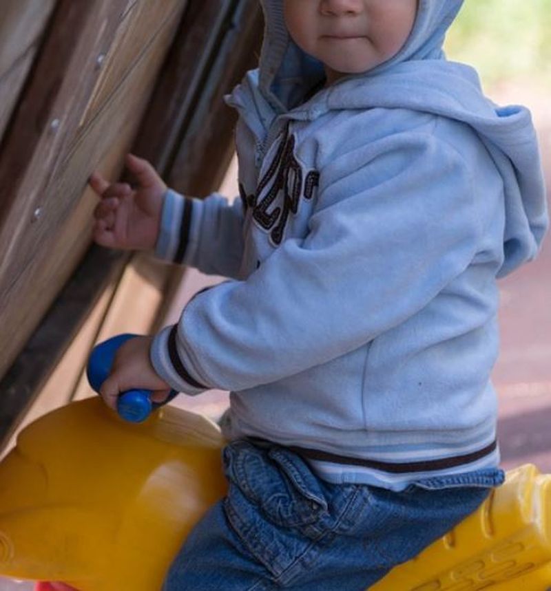 Cercetat în libertate după ce și-a legat copilul de gât cu un ștreang