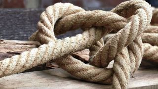 Sucevean cercetat &icirc;n libertate după ce și-a legat copilul de g&acirc;t cu un ștreang