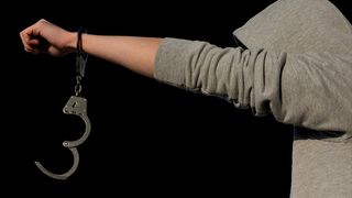 Polițist reținut pentru agresiune sexuală. Victima ar fi fost abuzată chiar &icirc;n mașina Poliției