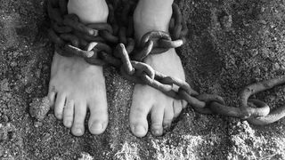 Povestea șocantă a celor 500 de elevi care erau ținuți în lanțuri la școală