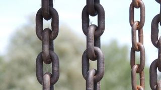 Povestea șocantă a celor 500 de elevi care erau ținuți &icirc;n lanțuri la școală