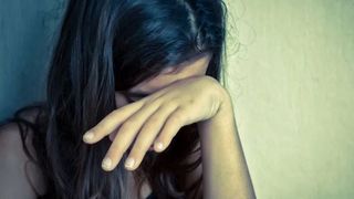 Adolescentă de 16 ani batjocorită de trei tineri și snopită în bătaie din răzbunarea unei copile de 13 ani