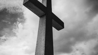 Ce se &icirc;nt&acirc;mplă cu noi după moarte? Prin ce transformări trece corpul după deces?