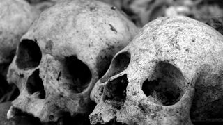 Ce se &icirc;nt&acirc;mplă cu noi după moarte? Prin ce transformări trece corpul după deces?