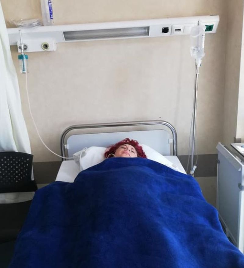 O cântăreață de muzică populară a suferit un grav accident în Grecia. Femeia are acasă 3 copii