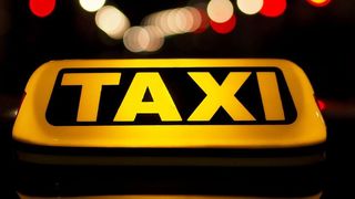 Taximetrist bătut de clienți, pe motiv că a ales traseul mai lung