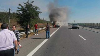 Trafic oprit pe Autostrada Soarelui, sensul către Bucureşti, după ce o maşină a luat foc