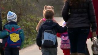 Efortul uluitor pe care îl fac copiii dintr-o comună. Se trezesc la ora 4 și merg kilometri întregi până la școală