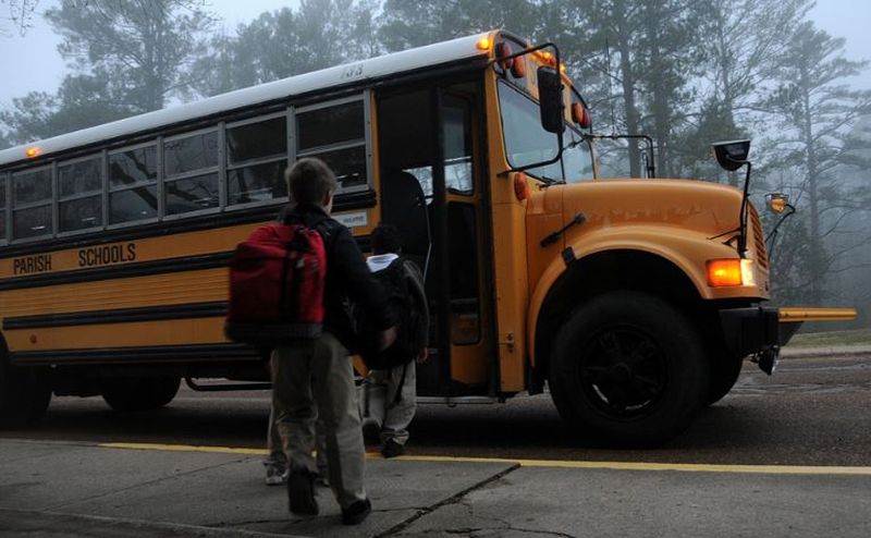 Efortul uluitor pe care îl fac copiii dintr-o comună. Se trezesc la ora 4 și merg kilometri întregi până la școală