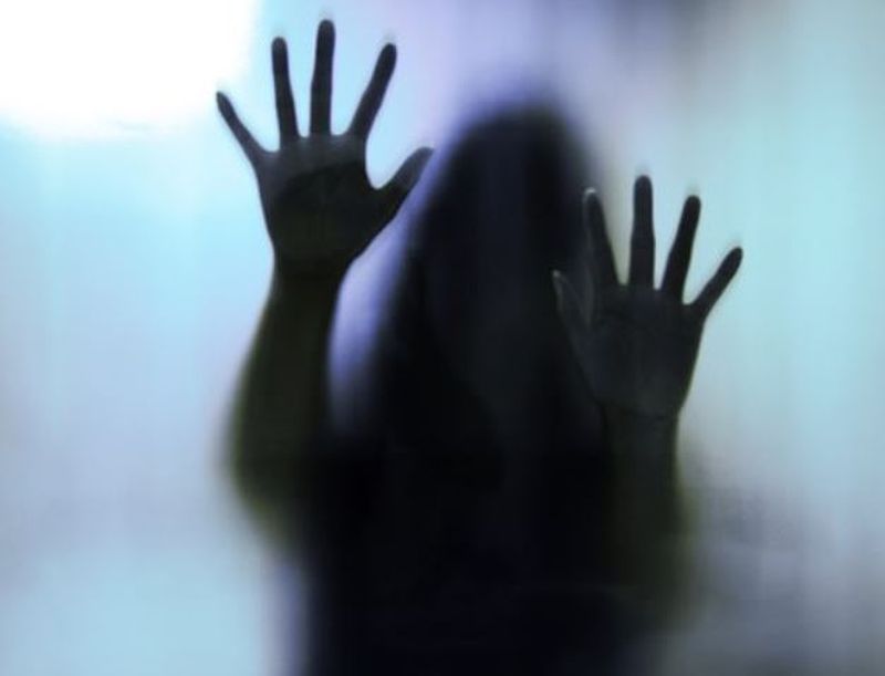 Live cutremurător pe Facebook. Pe filmare se aud strigătele de disperare, în timp ce era violată, într-un club