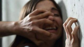 Live cutremurător pe Facebook. Pe filmare se aud strigătele de disperare, &icirc;n timp ce era violată, &icirc;ntr-un club