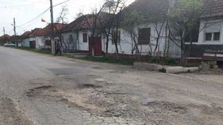 Șefi de județ obligați să-i plătească unei tinere reparațiile mașinii pe care a avariat-o după ce a intrat &icirc;ntr-o groapă foarte ad&acirc;ncă