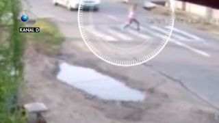 VIDEO | Fetiță ucisă pe trecerea de pietoni. Imaginile sunt terifiante