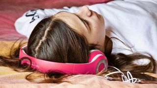 Sfârșit tragic pentru o adolescentă. A murit în timp ce asculta muzică în pat